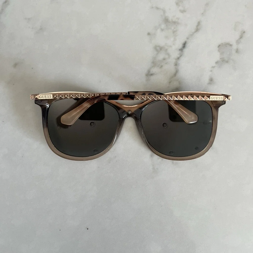 Guess Sunglasses Mirror Style Animal print frame, round shape, lightweight